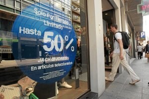 Una tienda de General Álava ofertaba ayer descuentos de hasta un 50%. ::                         RAFA GUTIÉRREZ