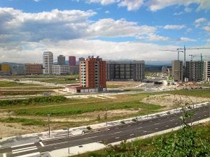 Solares pendientes de edificar, alrededor de torres recién construidas, en el barrio vitoriano de Salburua. /Paco Góngora
