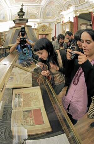 Periodistas fotografían una copia del Códice Calixtino. ::
EFE