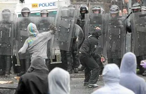 Jóvenes republicanos se enfrentan con la Policía en Belfast. /AFP