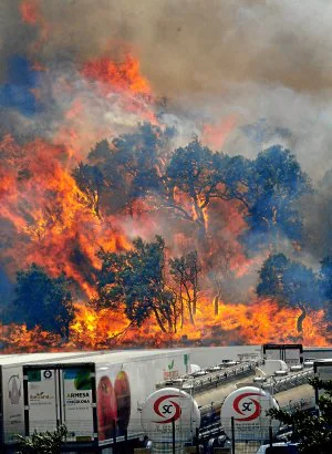 Las llamas devoran un monte próximo a la aduana de la frontera con Francia. ::
EFE