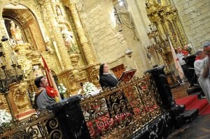 Dos abanderados de la Comunión montan guardia frente al retablo de la Virgen de la Vega. ::
R. SOLANO
