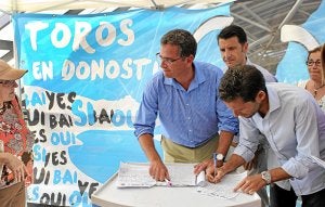 Basagoiti ofrece su firma en una campaña de apoyos a los toros en San Sebastián, junto a sus compañeros del PP de Gipuzkoa. ::                         EFE