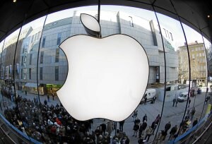 Cientos de personas hacen cola ante una tienda de Apple en Munich para hacerse con uno de sus lanzamientos. /REUTERS