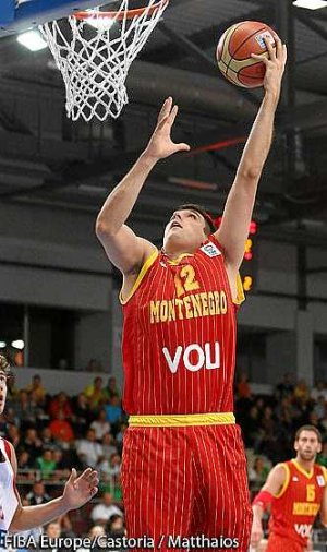 Milko Bjelica culmina una canasta con Montenegro. ::
FIBA