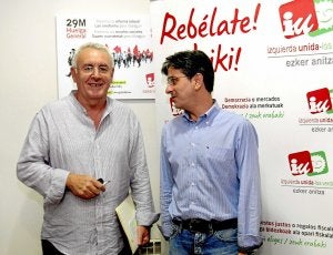 Cayo Lara viajó ayer a Bilbao para apoyar a Mikel Arana en la presentación de listas. ::
EFE