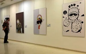 Parte de las obras que se muestran en la Sala de Exposiciones del Ayuntamiento logroñés. ::
ÓSCAR SOLORZANO