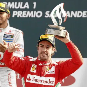 Alonso celebra su tercer puesto en el circuito de Monza. ::                         REUTERS