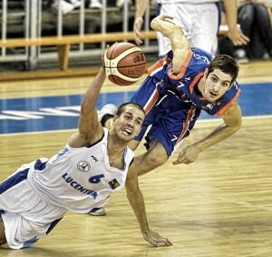 Borja Arévalo pelea por un balón con Albert Sàbat. El duelo de bases fue una de las claves en un partido histórico. ::
FOTOS:: ÁLEX DOMÍNGUEZ