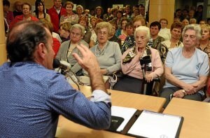 Unas 200 personas, en su mayoría mujeres, escucharon los consejos de la guardia urbana. ::                         PEDRO URRESTI