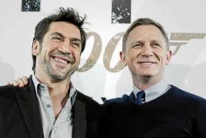 Javier Bardem y Daniel Craig sonríen en la presentación en Madrid de 'Skyfall', que llegará mañana a las salas españolas. / Efe