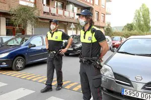 Los policías se pusieron ayer las máscaras por primera vez. / P. Urresti