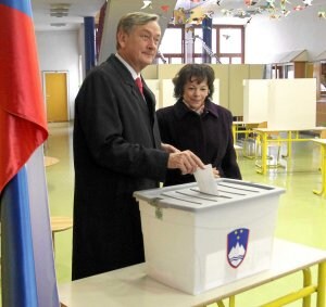 Danilo Türk y su mujer votan en un colegio de Liubliana. / Efe