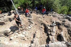 Jóvenes trabajan en el la excavación del yacimiento de ereñozar. ::
BORJA AGUDO