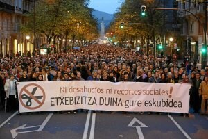 La marcha, convocada por colectivos sociales y sindicatos, reclamó que no haya «ni un desahucio más». ::                         LUIS ÁNGEL GÓMEZ