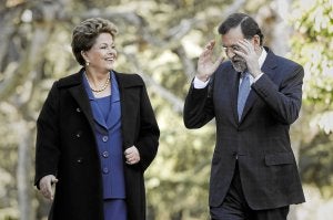 La presidenta brasileña, Dilma Rousseff, ayer con Mariano Rajoy en los jardines del Palacio de la Moncloa./ Efe