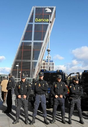 La Policía,ayer durante una protesta./ Afp