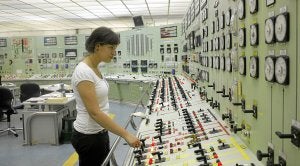 Una operaria trabaja en la central nuclear de Garoña. /E.C.