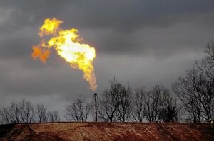 Llamarada provocada por el gas del subsuelo en una estación de 'fracking'. ::
REUTERS