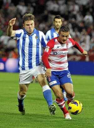 Illarramendi trata de arrebatar un balón a Torje. ::
EFE