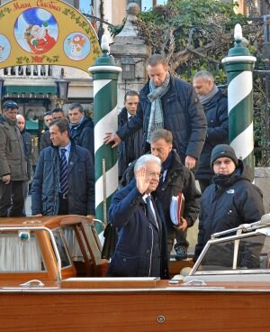 Mario Monti saluda a sus seguidores el pasado lunes en Venecia. ::                         EFE