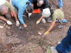 Expertos de la Sociedad Aranzadi rescatan los restos de un soldado en Peña Lemona, donde murieron más de 1.000 personas. ::
ARANZADI