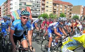 Arranque neutralizado de la etapa de la Vuelta de 2008, que también conducía hasta Burgos y que fue ganada por Óscar Freire. ::
E. C.