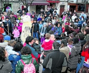 El 'Hartza Eguna' congrega a numeroso público en sus salidas en las calles ermuarras. ::
A. LASUEN