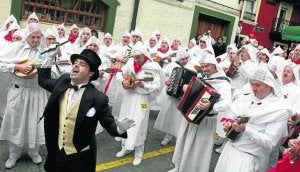 Los 'atorras' iniciarán su recorrido frente a la casa de José María Eguileor, uno de los impulsores de la celebración. ::
MAIKA SALGUERO