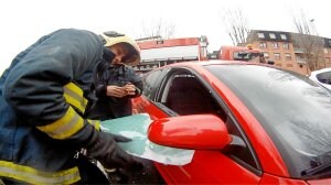 Los bomberos rescatan al pequeño. / L. Calabor