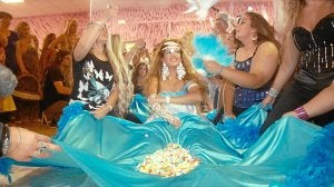 Imagen del primer capítulo, en el que se le practica la prueba del pañuelo a Inés, una joven de 21 años. ::                     MEDIASET