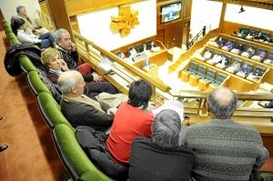 Portavoces de los afectados siguieron el debate desde la tribuna de invitados. /Iosu Onandia