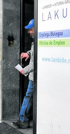 Un hombre sale de una oficina de Lanbide en Vitoria. ::                         IOSU ONANDIA