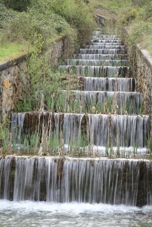 Esta larga escalinata por la que baja el agua posibilita que se acumulen los restos. /M. Askasibar