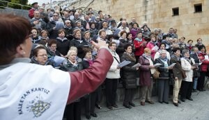 La plaza de Unzaga acogió las primeras piezas de un encuentro de confraternización. /F. Morquecho