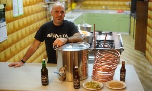 Luis Echeberria muestra su producción de cerveza. /F. Morquecho