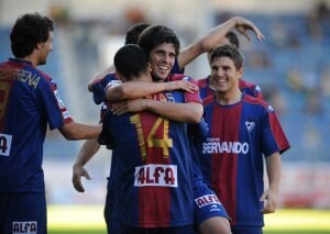 El laterial hernaniarra celebra un gol en Ipurua ante el Sestao en septiembre de 2009. ::
F. MORQUECHO