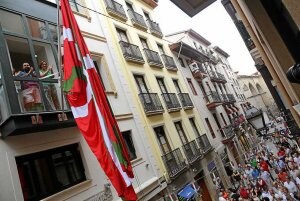 Itxaso Atutxa desplegó ayer la ikurriña en el batzoki de la calle Tendería, en Bilbao. /Luis Ángel Gómez