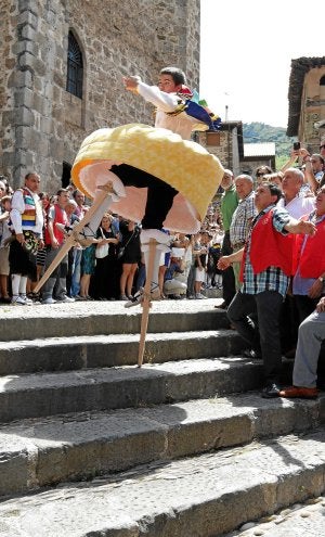 Uno de los danzadores en la zona de las escaleras. ::
EFE