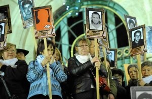 Manifestantes muestran las fotografías de presos de ETA durante una concentración en 2009 en Bilbao./ IGNACIO PÉREZ