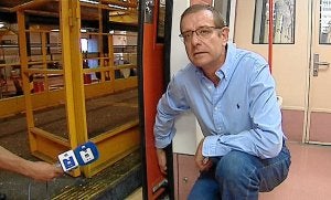 José Manuel señala el hueco donde apareció la cartera.