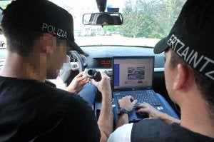 Dos ertzainas ajenos a la información participan en un operativo en un coche camuflado. /Unanue