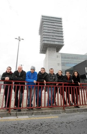 Los finalistas posan ayer delante del BEC./ PEDRO URRESTI