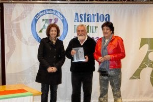 Aroma muestra el premio Astarloa concedido en diciembre.