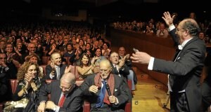 Leo Nucci, tras ofrecer el micrófono al alcalde, le invita a cantar con él una napolitana mientras el público aplaude el gesto. /Fernando Gómez