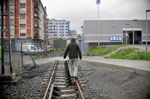 Dos kilómetros de vías atraviesan Matiena. ::
IGNACIO PÉREZ