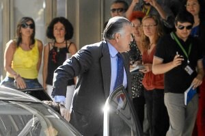 El extesorero del PP, Luis Bárcenas, llega a la Audiencia Nacional para prestar declaración. ::
PIERRE MARCOU (AFP)