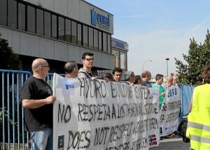 Los trabajadores de Eural, con pancartas reivindicativas a las puertas de su centro de trabajo. ::
JUAN MARÍN