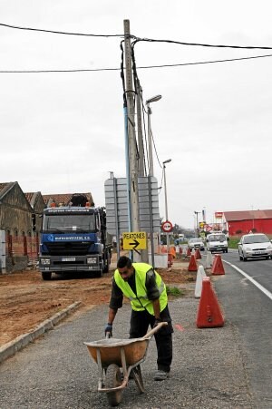 Un trabajador realiza labores de mantenimiento en una carretera riojana. ::                         R. SOLANO