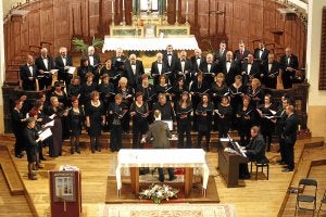 Además de cantar, el Orfeón Mirandés se enfrenta al reto de interpretar y moverse sobre el escenario. ::
AVELINO GÓMEZ